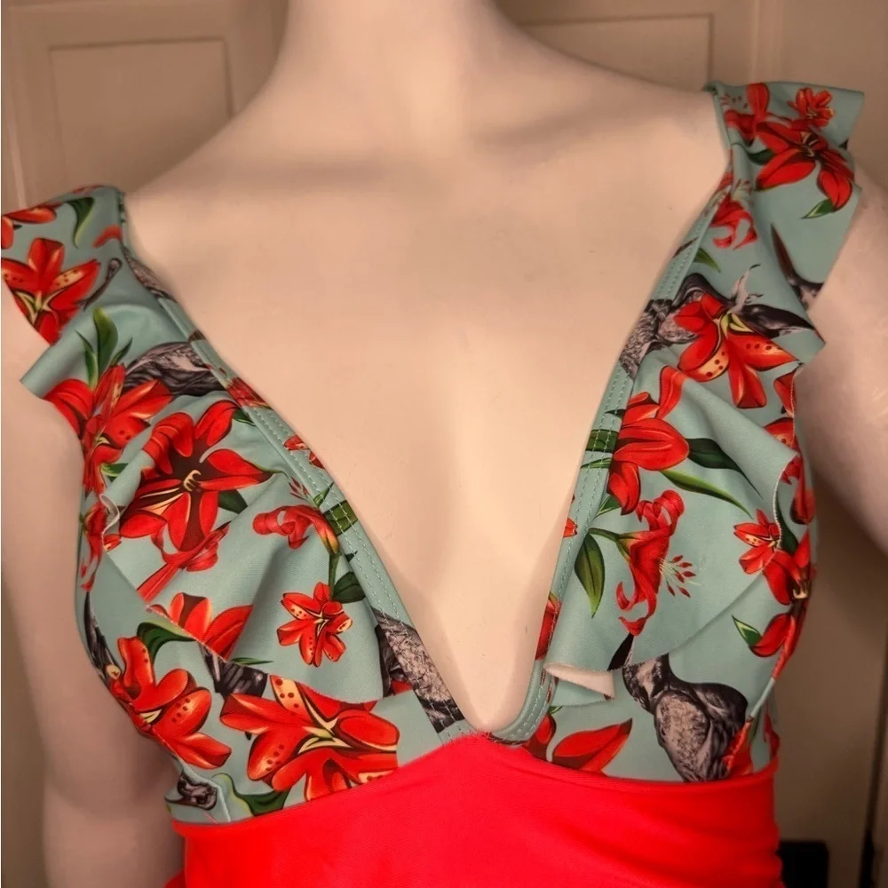 Unbranded Floral V-Neck Swimsuit Size Medium.